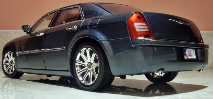 MotorMax: Chrysler 300C SRT8 Hemi in 1:18 scale - mDiecast