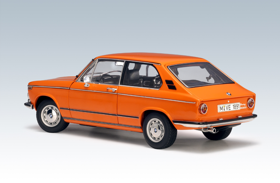 AUTOart: BMW 2000 Touring - Inka Orange (70682) in 1:18 scale