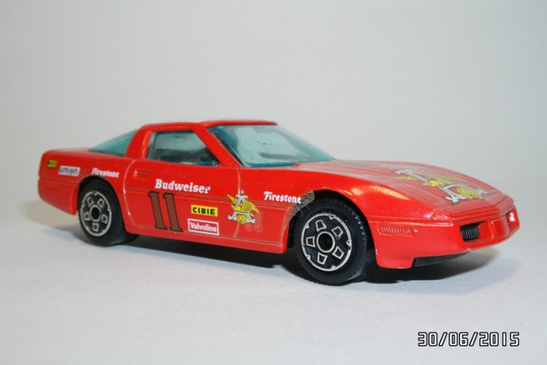 Bburago: 1983 Chevrolet Corvette - Red (4192) in 1:43 scale - mDiecast